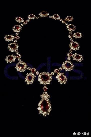 红宝石吊坠图片,黄金镶红宝石的吊坠配什么链子？