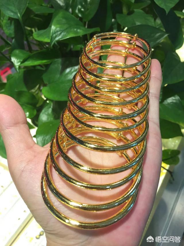 结婚黄金手镯买什么款式,结婚预算在1万左右买什么黄金饰品？