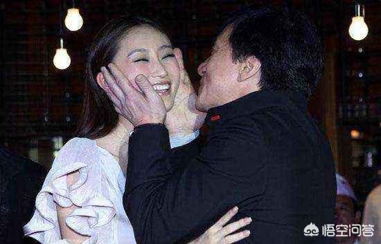 成龙,既然知道娱乐圈那么多黑幕,为什么要等到100年之后才公布？