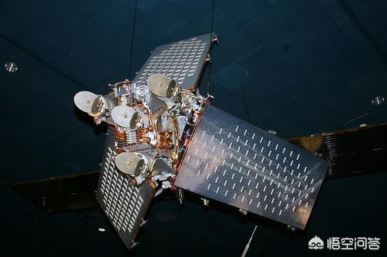 卫星能不能清晰的拍到地面，中国北斗卫星能看自己家房顶吗？精度有多少？