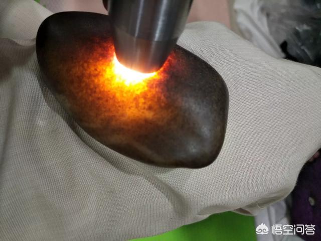 真正的和田黄玉,如何鉴定和田玉的黄玉籽料的价值？