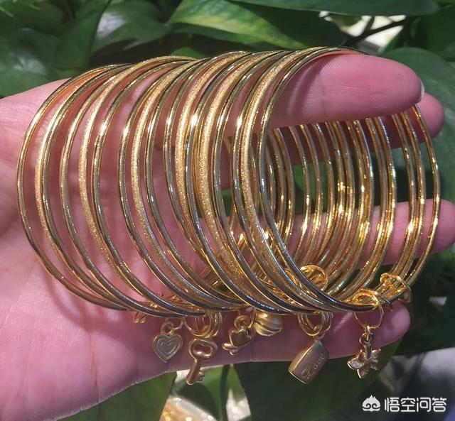 结婚黄金手镯买什么款式,结婚预算在1万左右买什么黄金饰品？