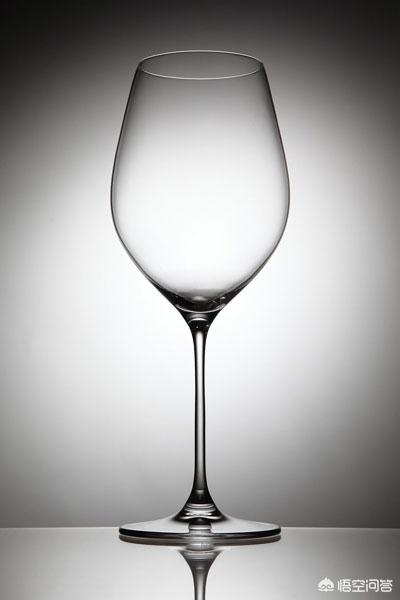 红酒杯怎么选，红酒杯应该怎么拿应该注意哪些事项