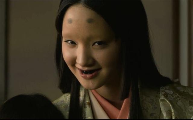 古代日本有些女性将牙齿染黑,将眉毛剃掉,为何要进行如此特殊的装扮？