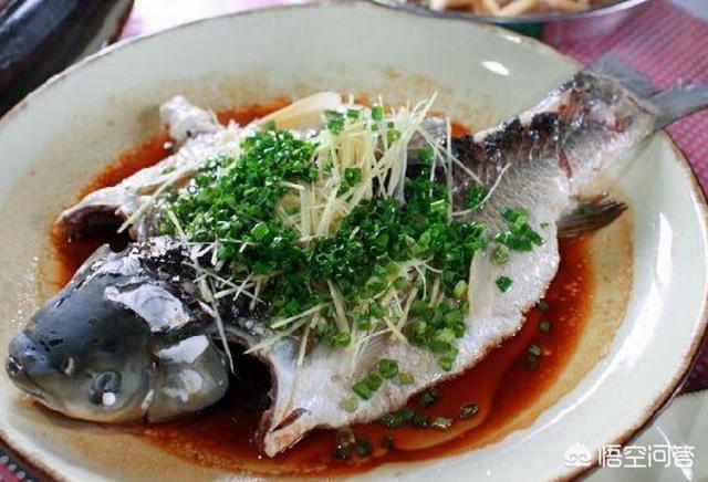 清蒸鱼怎么做才能既美观又美味，蒸鱼时如何保持鱼肉鲜嫩？