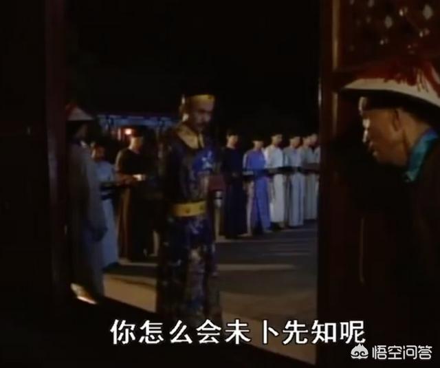 《宰相刘罗锅》里刘墉请求告老还乡,乾隆让和珅把宫灯拨正,然后嘉庆就准了,这一情节是什么意思？