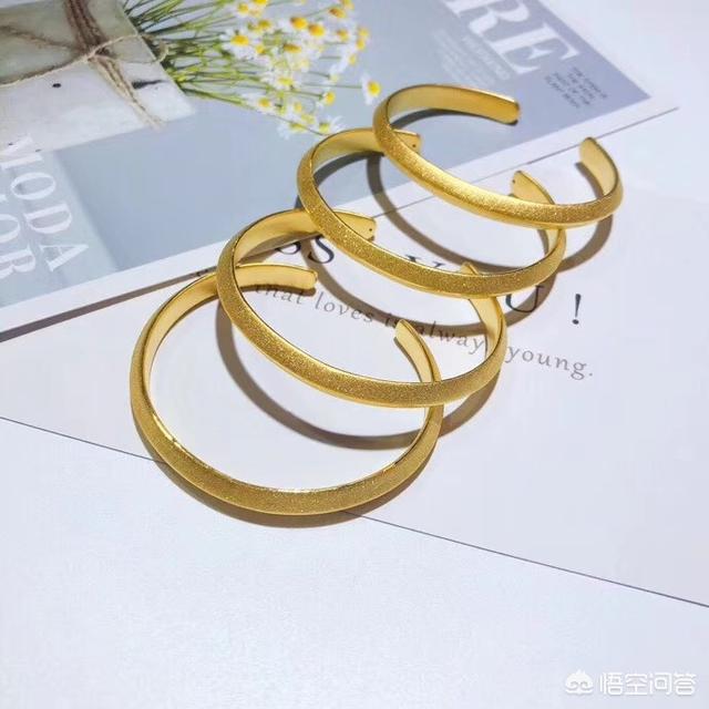 结婚黄金手镯买什么款式,结婚预算在1万左右买什么黄金饰品？