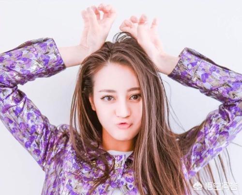 唐嫣参加金鹰节:如何评价金鹰女神迪丽热巴的表现？