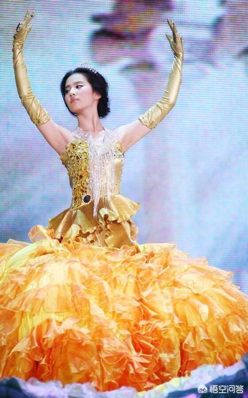 金鹰女神迪丽热巴:迪丽热巴接棒唐嫣获封金鹰女神，12年已过，金鹰女神们如何了