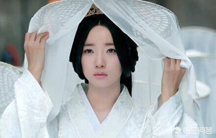 金鹰女神迪丽热巴:迪丽热巴接棒唐嫣获封金鹰女神，12年已过，金鹰女神们如何了