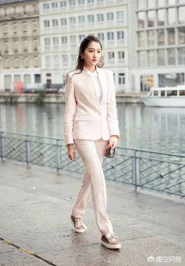 关晓彤条纹西装:穿西装的女人究竟有什么魅力？