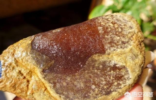 翡翠是怎么形成的,什么是翡翠的变种？翡翠又该如何保养？