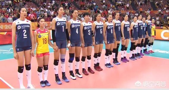 在世锦赛中美女排大战中,“波兰爷爷”手举五星红旗助威,是谁把他变成了中国队的“铁粉”？
