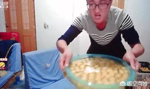 斗鱼主播为赢得土豪打赏,一口气吞下170多个生鸡蛋,网友称无下限,大家怎么看？