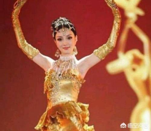 金鹰女神迪丽热巴:迪丽热巴接棒唐嫣获封金鹰女神，12年已过，金鹰女神们如何了