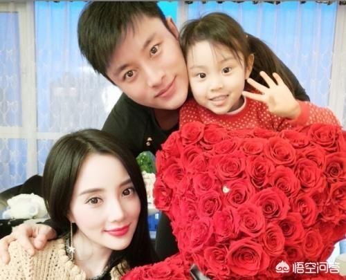 金鹰女神迪丽热巴:迪丽热巴接棒唐嫣获封金鹰女神，12年已过，金鹰女神们如何了