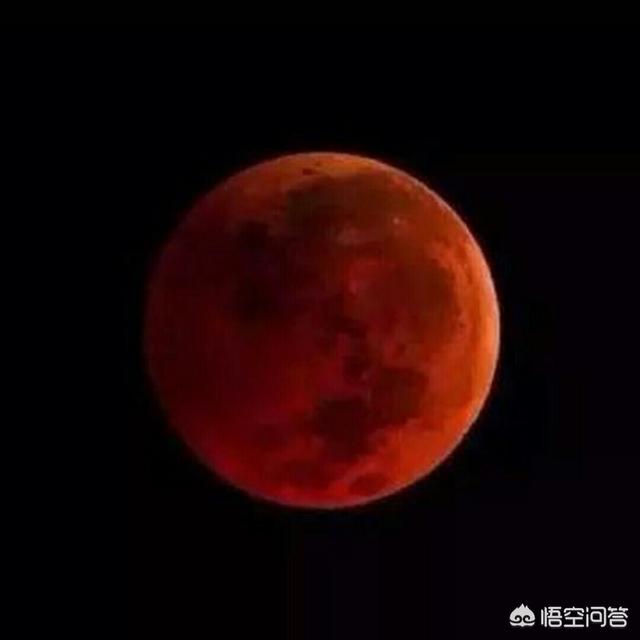 月球光穿过玻璃阳台，月全食的时候为什么月亮看起来是红色的呢