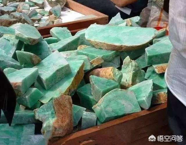 翡翠原石直播,蒙包料在翡翠原石直播间为何会大受欢迎？