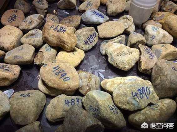 翡翠原石直播,蒙包料在翡翠原石直播间为何会大受欢迎？