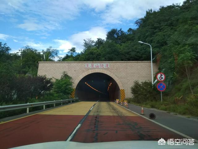 两轿车隧道内飙车:高速路上隧道内禁止超车，那前车车速太慢怎么办