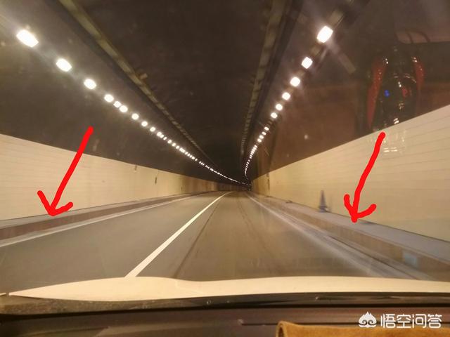 两轿车隧道内飙车:高速路上隧道内禁止超车，那前车车速太慢怎么办