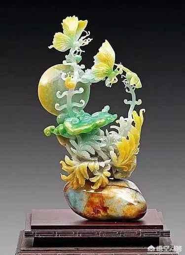 怎么知道自己的翡翠值多少钱,朋友给了个翡翠，能否看看真假，估个价格？