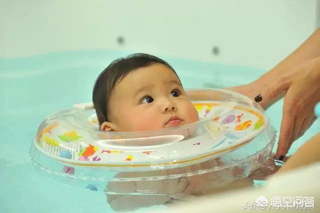 游泳馆婴儿上脖圈视频:幼儿无人看护在泳池倒立挣扎72秒，你怎么看？