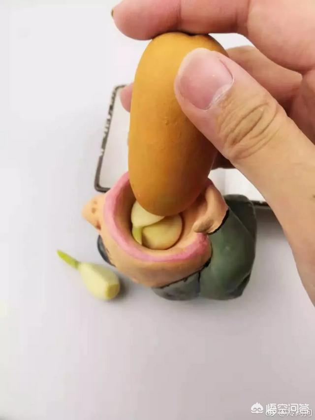 王思聪热狗:先有仰天吞热狗后有低头品玉米，王思聪为何屡次成为电竞焦点？