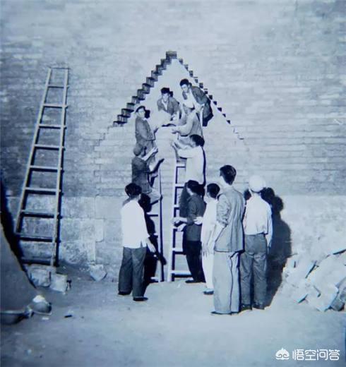 帝王古墓发掘纪录片，1956年定陵考古，万历皇帝的龙袍瞬间化为灰烬，为何有人叫好