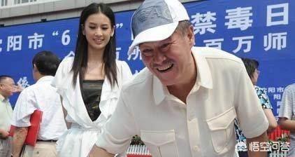 杨子为什么会看上黄圣依:黄圣依首晒一家四口全家福，她和杨子到底什么时候在一起的？