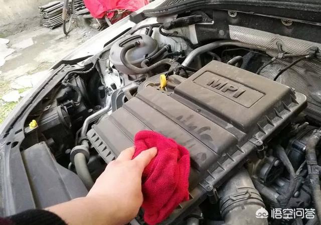 汽车发动机上的尘土怎么清洗？