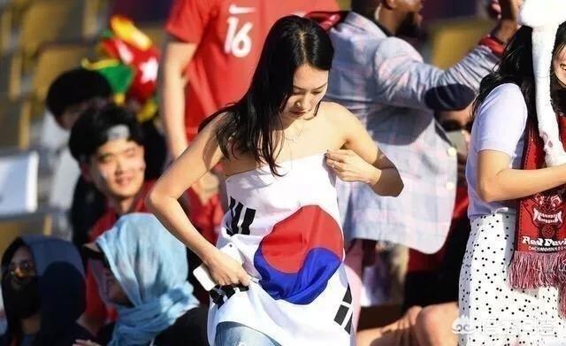 韩国国旗:韩国女球迷“性感”国旗装亮相中韩足球大战现场，是否合适？