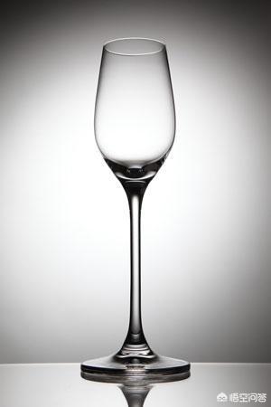红酒杯怎么选，为什么葡萄酒杯有很多种形状，该如何选择呢