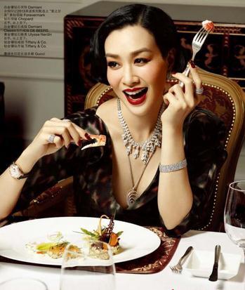 吃西餐是左叉右刀还是左刀右叉？那左撇子怎么办？