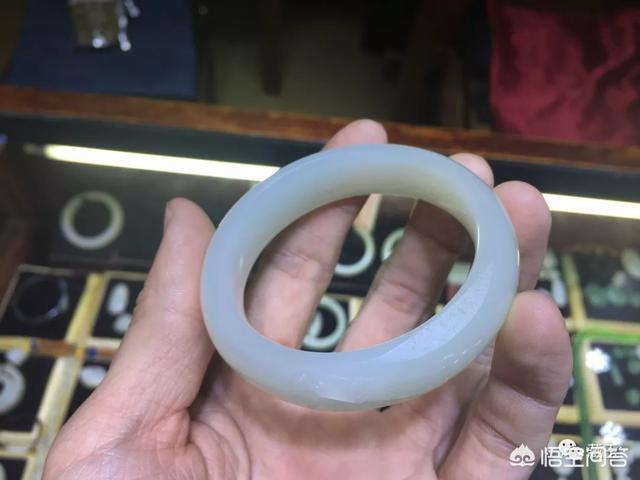 和田玉手镯1万元图片,10万块能买到什么样的和田玉手镯？