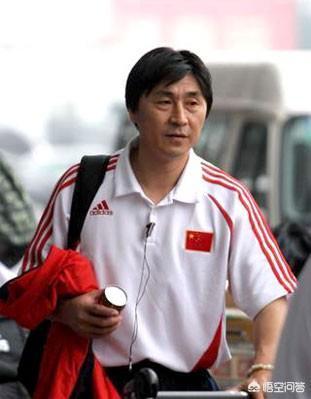 大连实德徐明老婆:大连有了足球队，你认为辽足还应该抢大连的小球员吗？为什么？