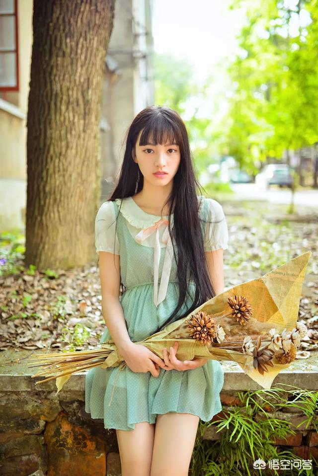 头条问答 - 武汉大学的校花黄灿灿与吴倩相比,哪个在娱乐圈内的发展更