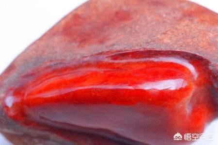 翡翠是怎么形成的,什么是翡翠的变种？翡翠又该如何保养？