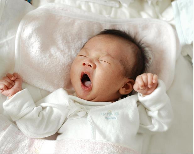 新生儿眼屎多:新生儿为什么那么多眼屎，该怎么办？