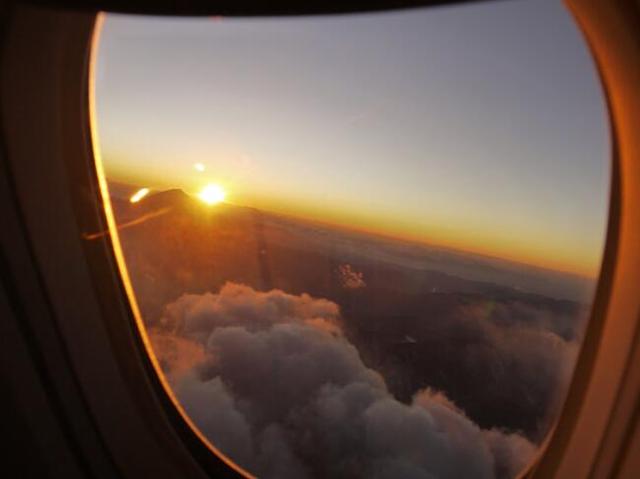 飞机遇见孙悟空图片，你坐飞机时拍过最满意的照片是哪张为什么