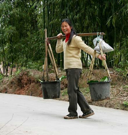 乡村留守妇女与狗小说全集:丈夫出去打工，农村留守的媳妇在家里都干什么？