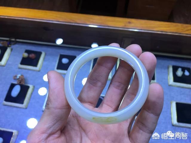 和田玉手镯1万元图片,10万块能买到什么样的和田玉手镯？