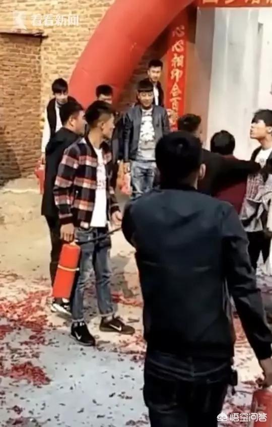 小伙狂喷歌词:河北新人结婚竟遭灭火器狂喷，现实中的婚闹，你怎么看？