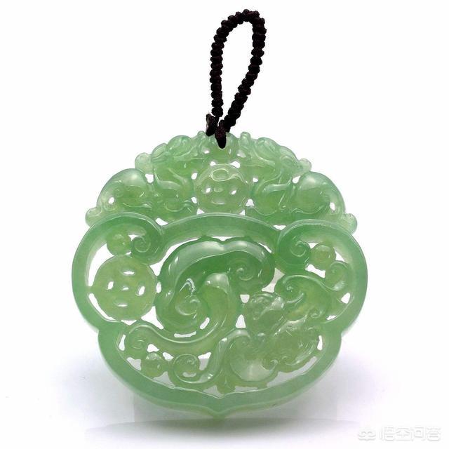 年轻人戴翡翠老气吗,有哪些好看的翡翠项链适合平时佩戴？