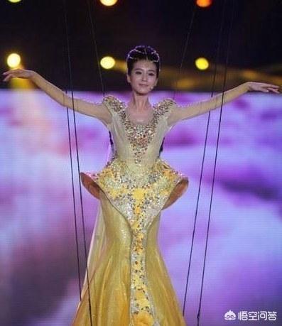 金鹰女神迪丽热巴:迪丽热巴接棒唐嫣获封金鹰女神，12年已过，金鹰女神们如何了