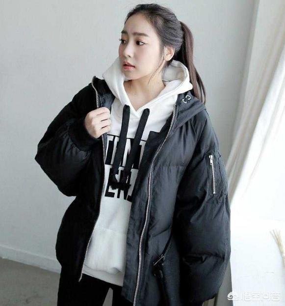 黑色无帽宽松羽绒服配什么颜色的连帽卫衣好看?-百科网