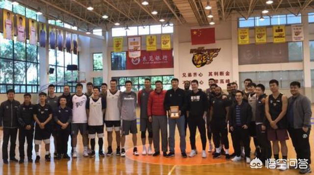 CBA广东宏远第一位退休的员工关德友，他是什么来头？为什么那么多球迷祝福他呢？
