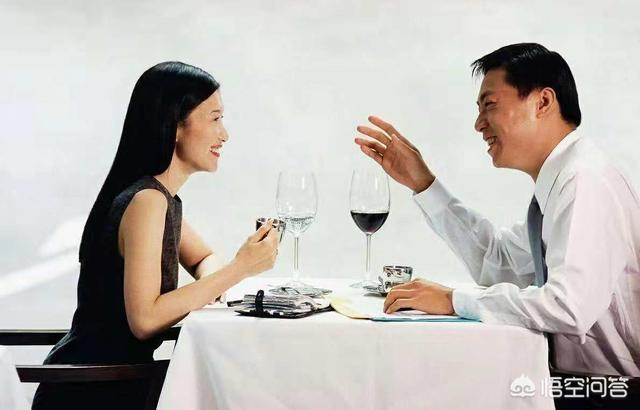 如何通过聊天让喜欢的女生主动跟你表白(怎么主动跟女的聊天)