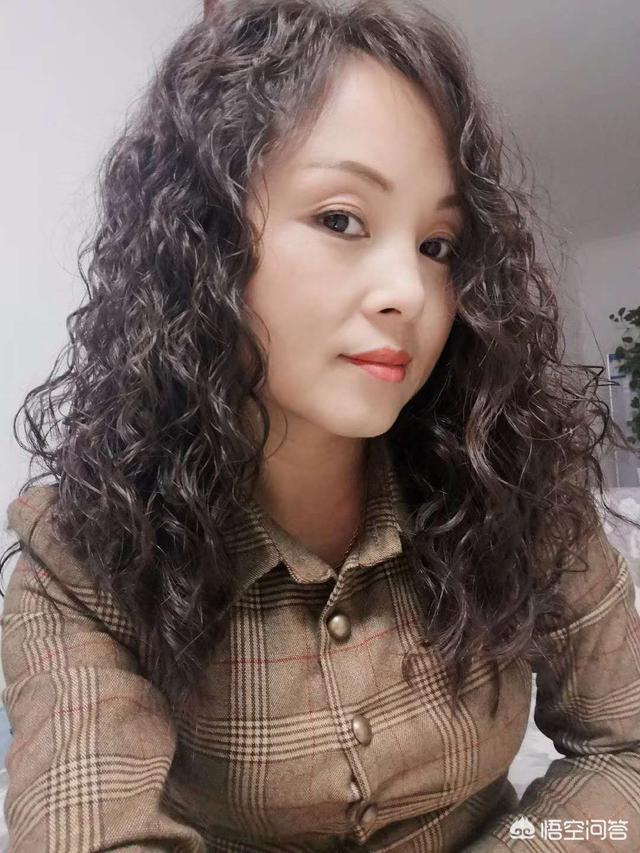50岁应该烫什么发型?-生活百科