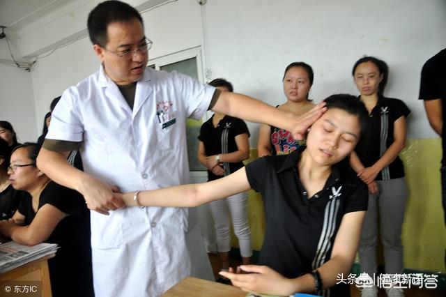 父亲今年55岁得了颈椎病，症状是胳膊酸涨和手指头麻，应该怎么办？